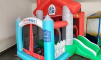 Pula-Pula-com-Escorregador-Casa-Feliz-lado