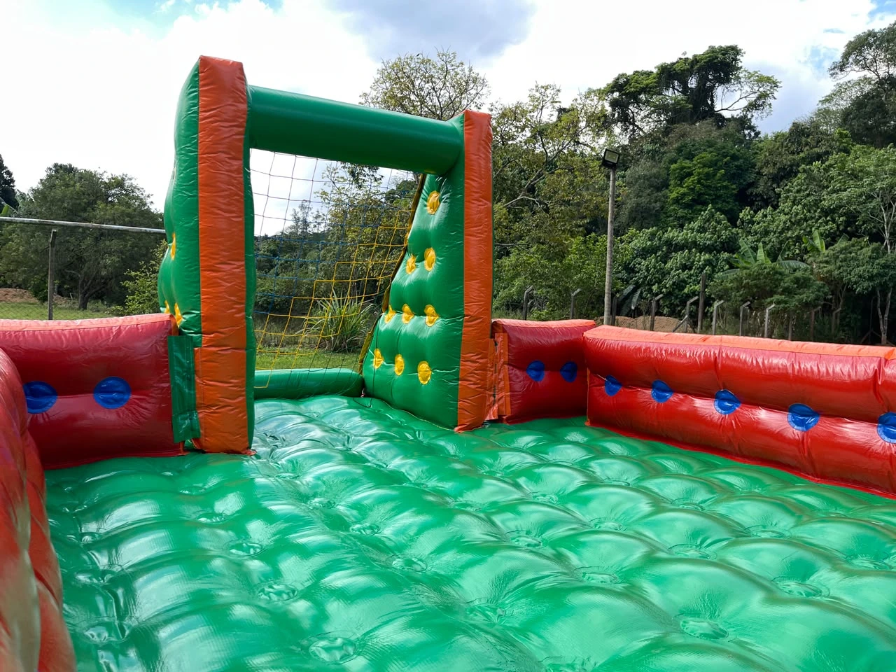 Interior do futebol de sabão com trave e rede